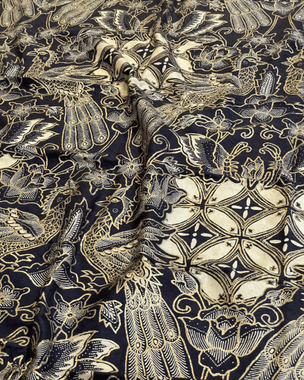 Peksi Kumudowati Kupu Hokokai Latar Kawung